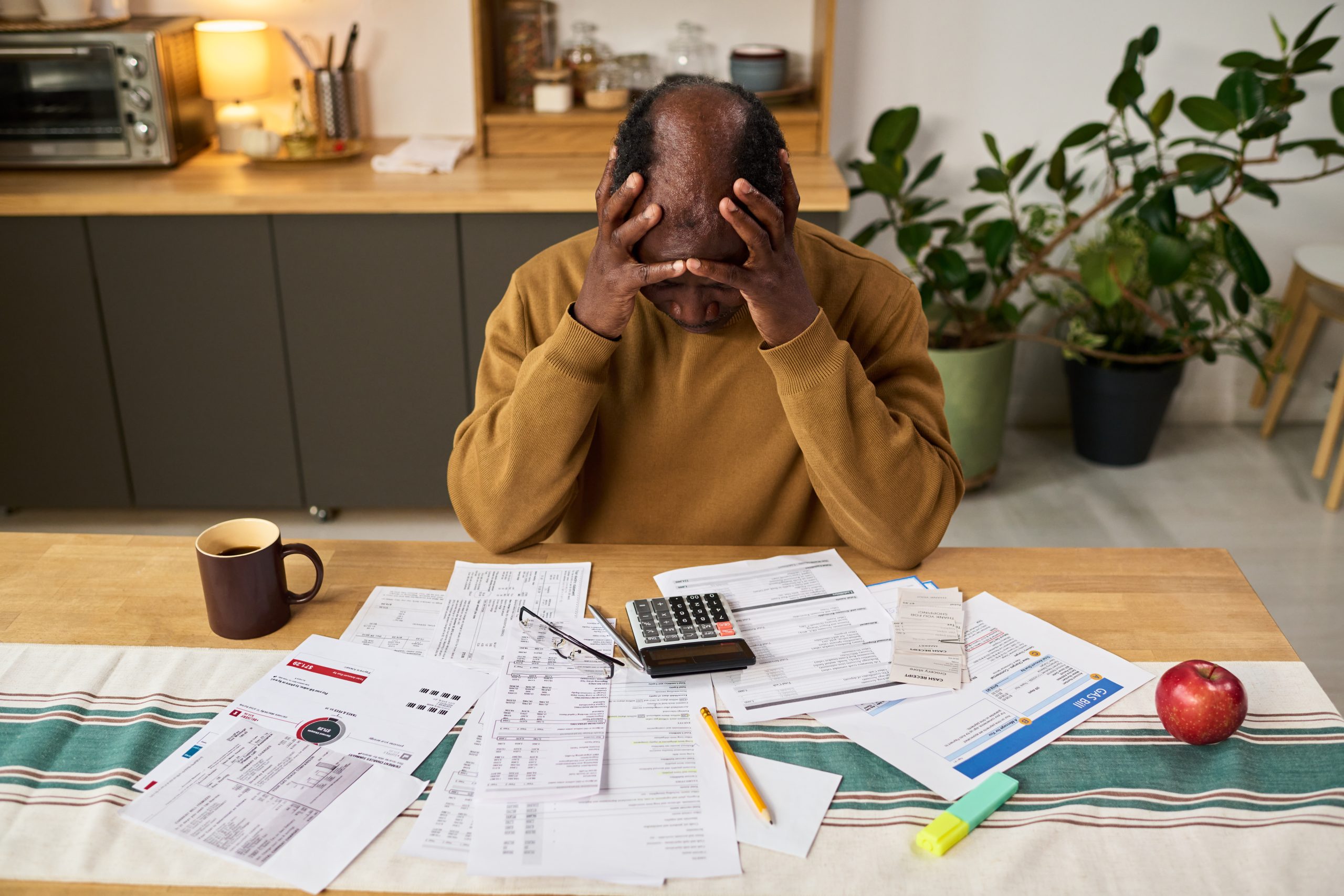 Pessoa preocupada analisando contas e despesas