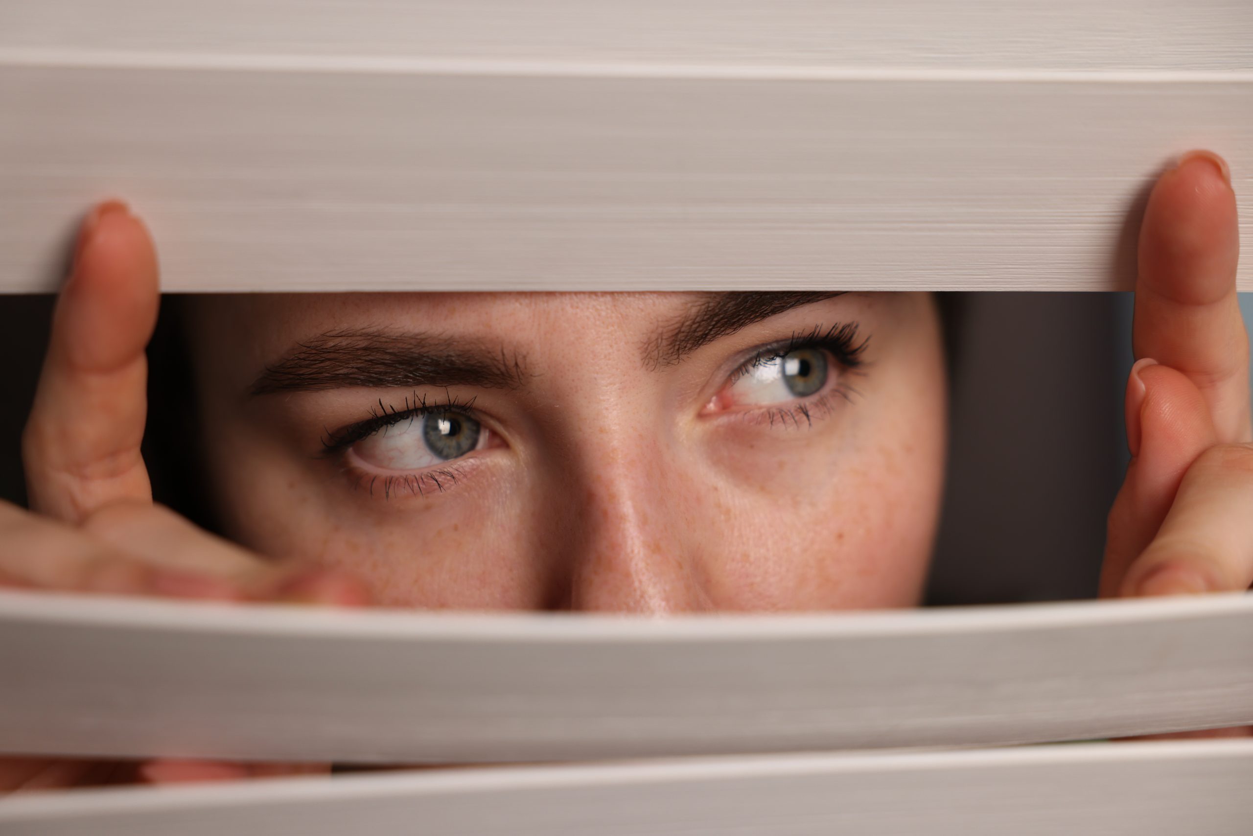 Pessoa frustrada assistindo aula de baixa qualidade no computador